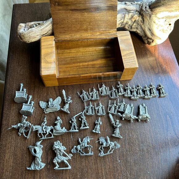 32 chess pieces DUNGEONS AND DRAGONS RAWCLIFFE PEWTER FIGURINES 1985 - Picture 1 of 6